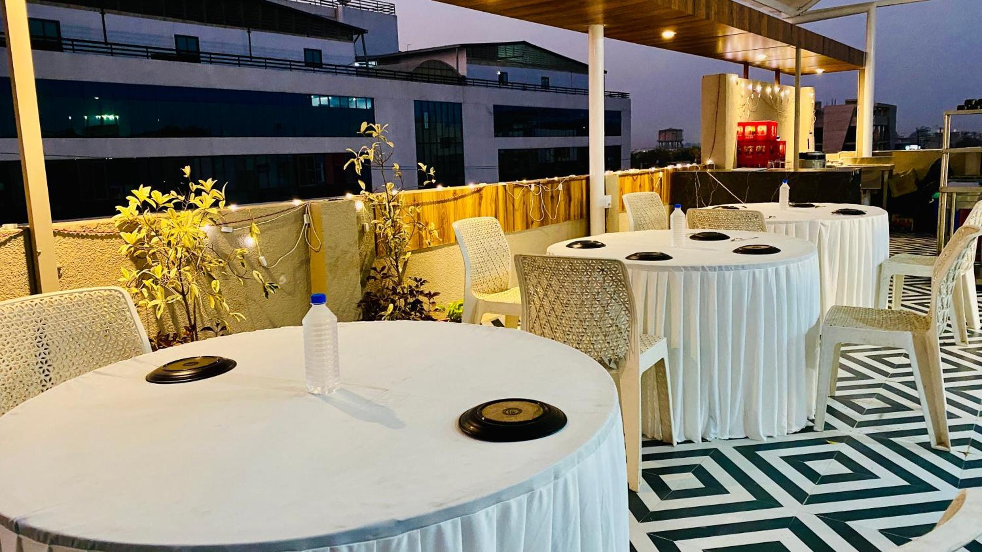 Hotel Aranyasutra Inaya, Indore Exteriör bild