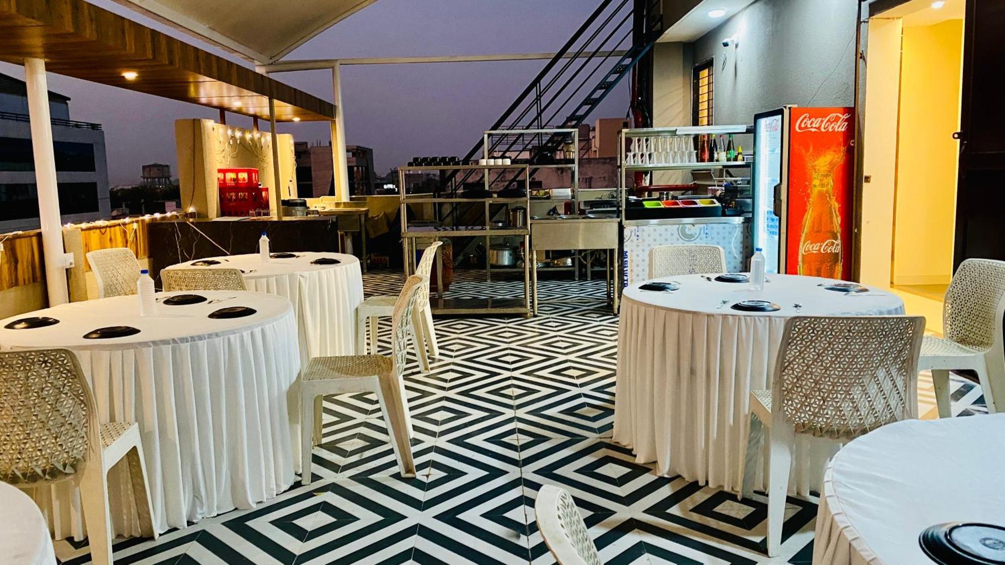 Hotel Aranyasutra Inaya, Indore Exteriör bild