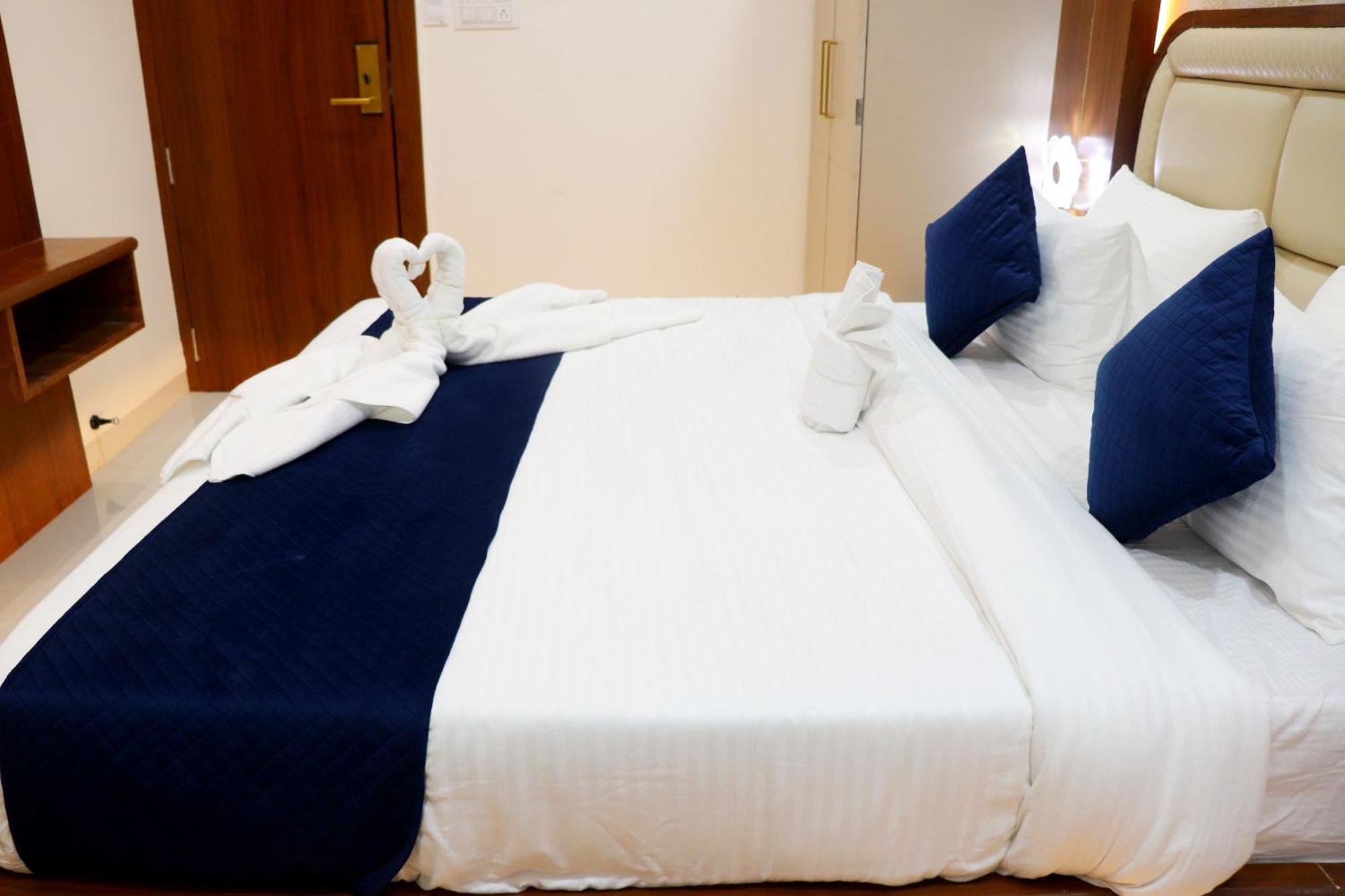 Hotel Aranyasutra Inaya, Indore Exteriör bild