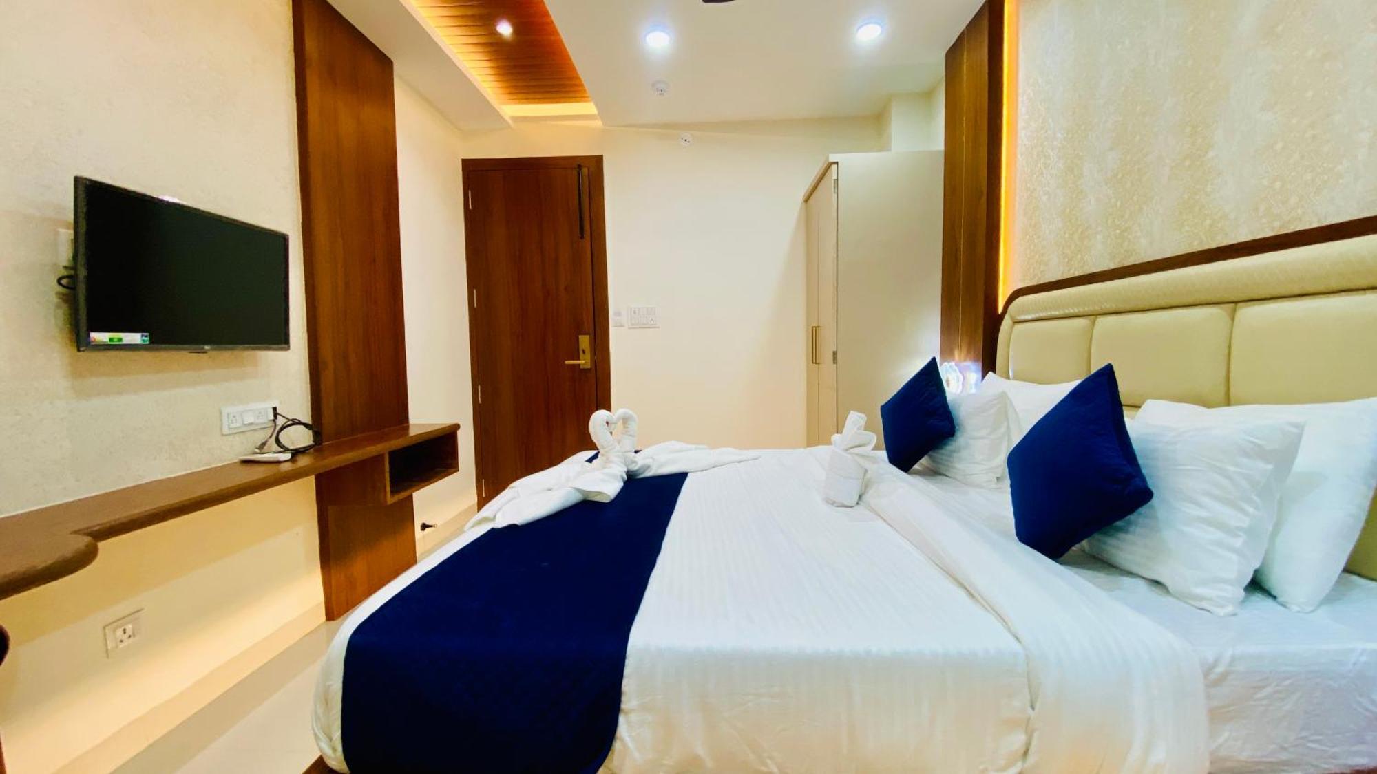 Hotel Aranyasutra Inaya, Indore Exteriör bild