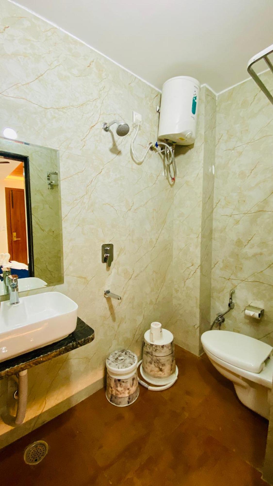 Hotel Aranyasutra Inaya, Indore Exteriör bild