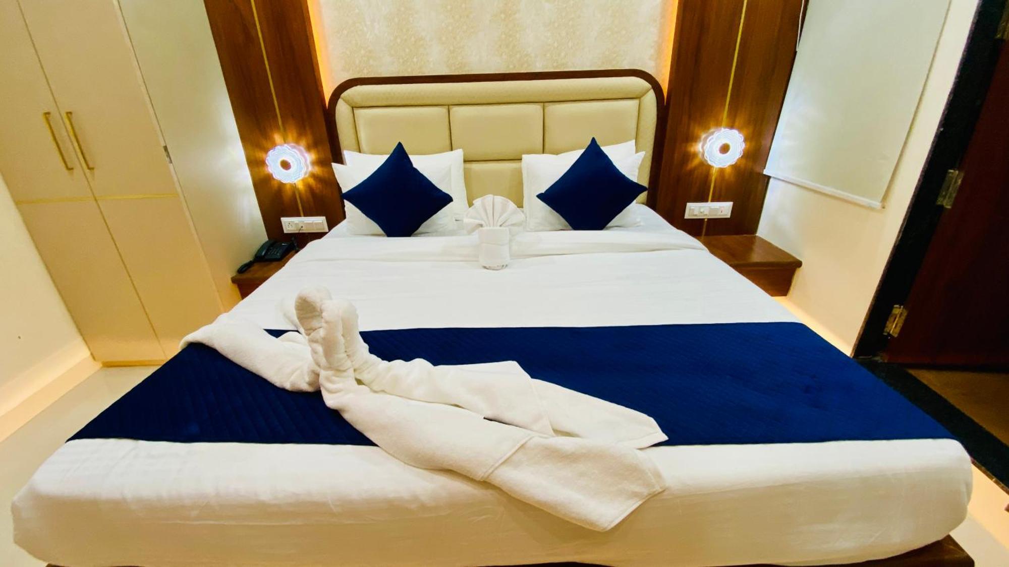Hotel Aranyasutra Inaya, Indore Exteriör bild