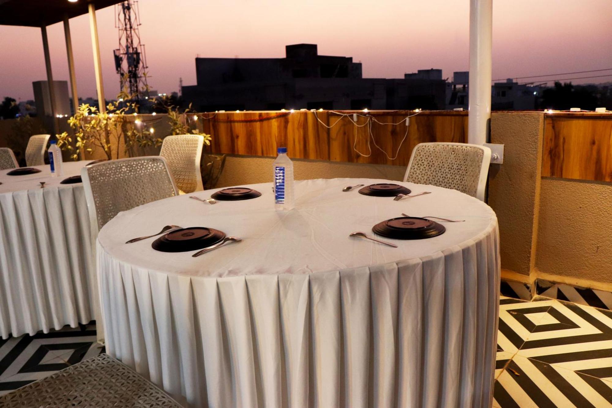 Hotel Aranyasutra Inaya, Indore Exteriör bild