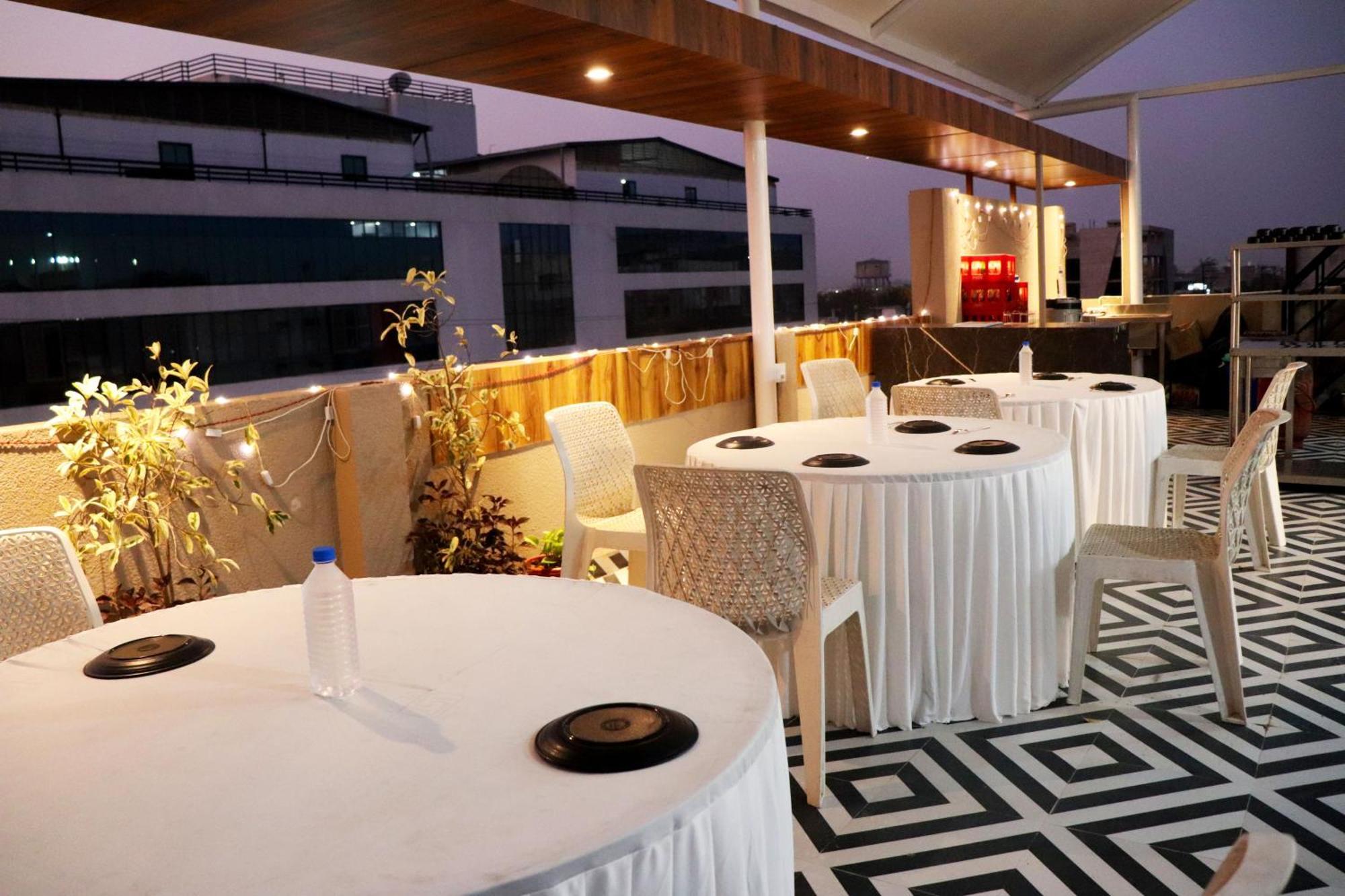 Hotel Aranyasutra Inaya, Indore Exteriör bild